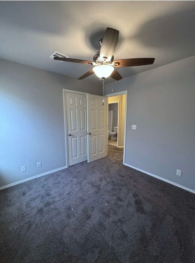 Building Photo - 3/2 in Hickory Creek!