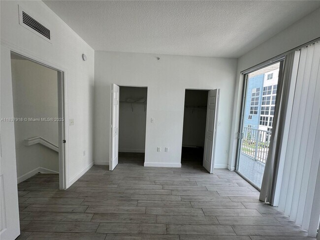 Building Photo - 2146 Van Buren St
