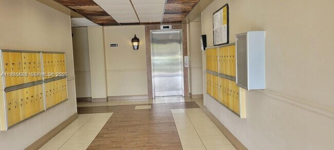 Building Photo - 10431 N Kendall Dr