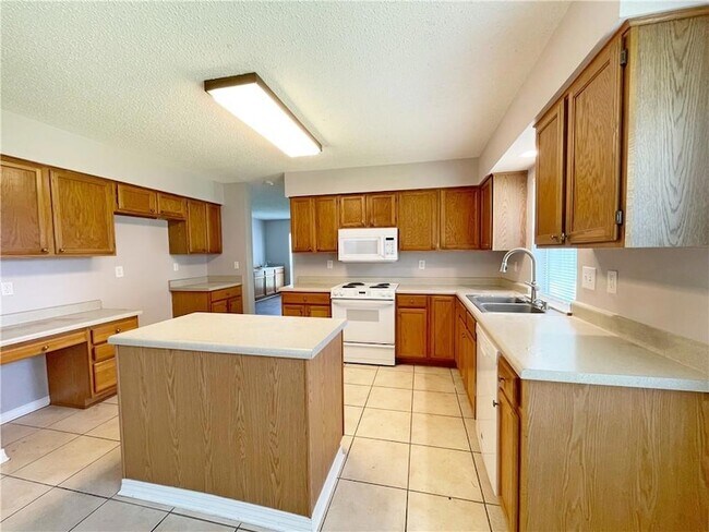 Building Photo - 109 Silverwood Dr