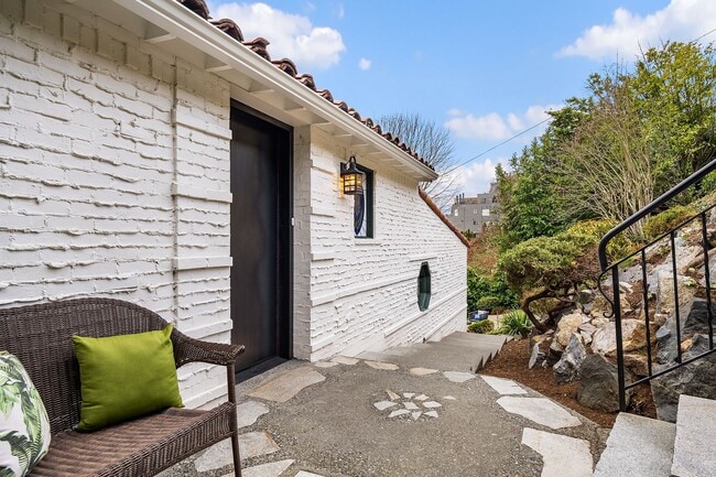 Building Photo - Queen Anne Home