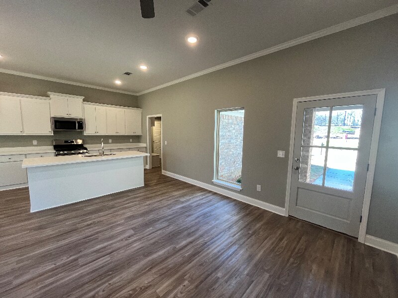 Building Photo - 541 Silver Hill Dr