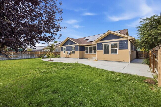 Building Photo - Spacious 5-Bed Retreat with Modern Updates in Aurora. Included - Greenhouse and Shed!