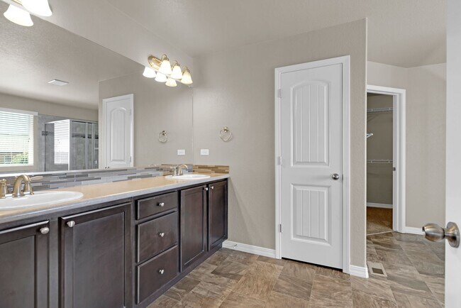 Building Photo - Beautiful home available to move in 08/04/...