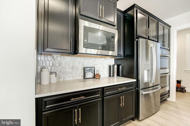 Building Photo - 6547 Clubhouse Dr