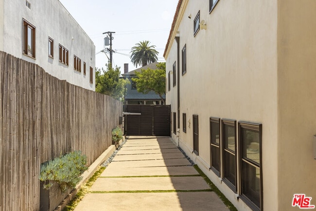 Building Photo - 501 Pier Ave