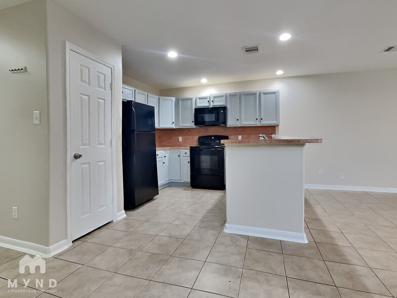 Building Photo - 6128 Sidney St