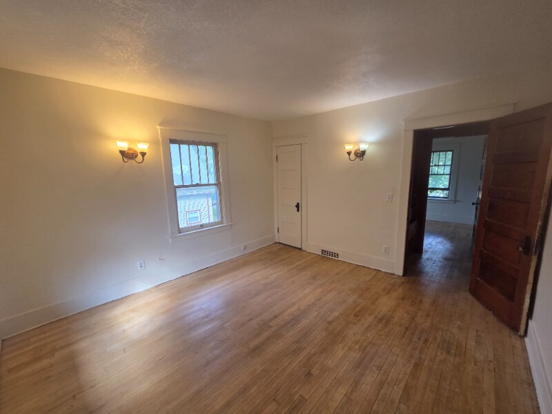 Building Photo - 1907 N Oakley St