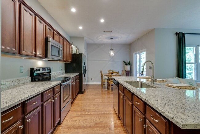 Building Photo - 3 Bed, 2 Bath One Level Home w/ Hardwood T...