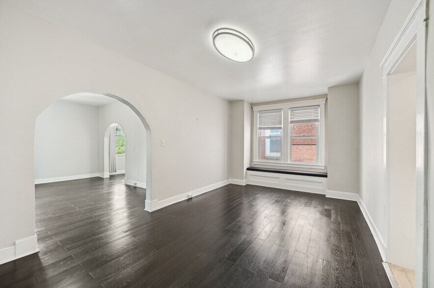 Cozy dining area features a built-in booth - 2431 Linden Ave