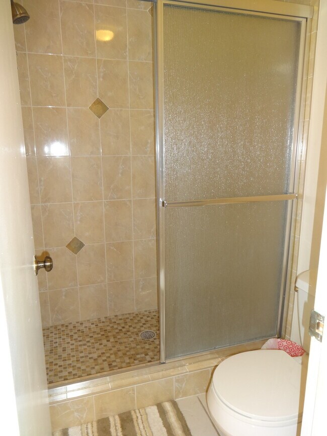 Building Photo - 375D 3 Lakes Ln