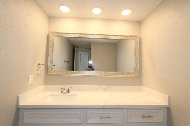 Building Photo - 4611 Silver Fox Dr
