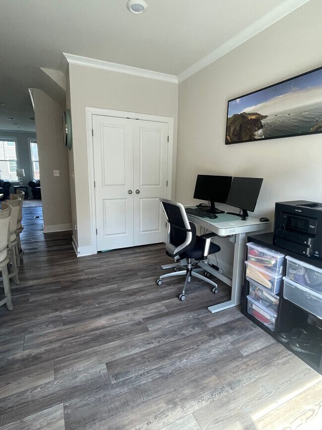Building Photo - FOUR LEVEL TOWNHOUSE IN DOWNTOWN CROWN, 2 ...