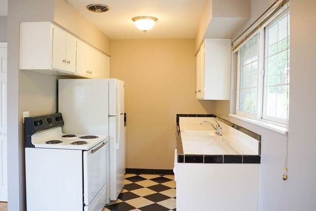 Building Photo - Near OHSU: Classic Corner 2 Bedroom w Larg...