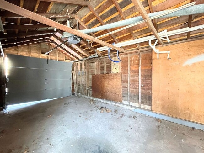 Building Photo - 3 Bed, 2 Bath Bungalow