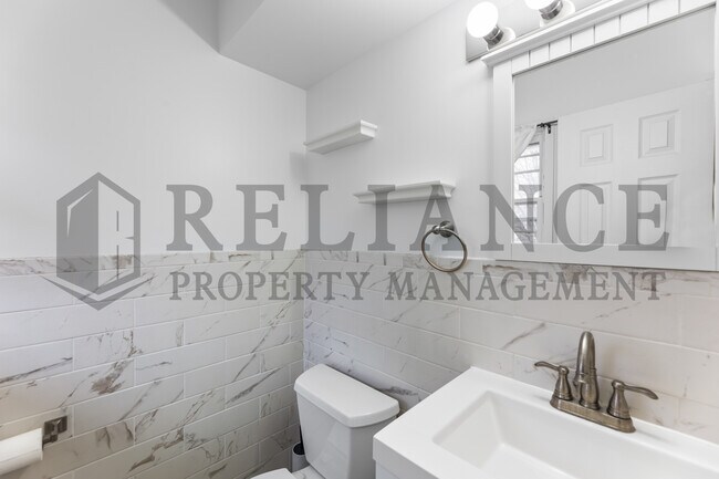 Building Photo - 2210 W Columbine Ln