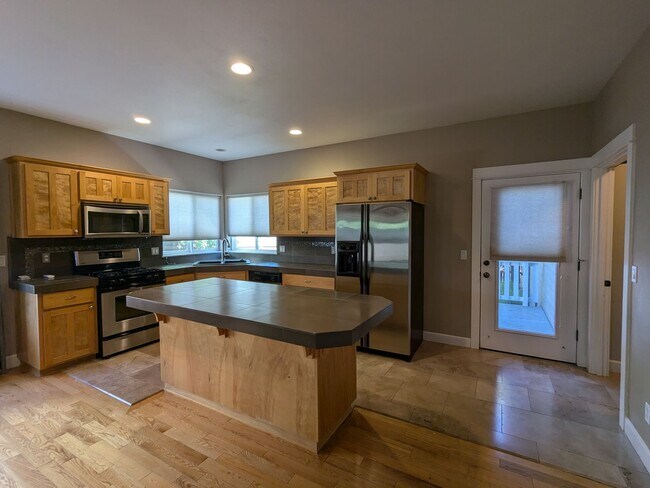 Building Photo - Gorgeous single-level 2x2 with an office\t...
