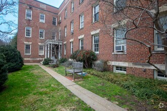 Building Photo - Amazing 2 BR/1 BA Condo in Georgetown, DC!