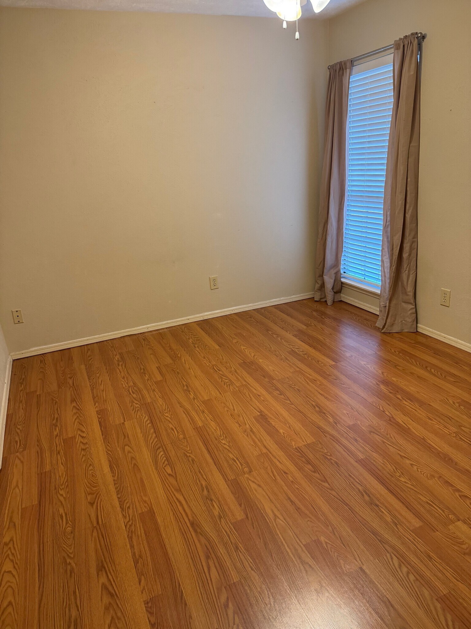 Building Photo - 503 Rosewood Ln