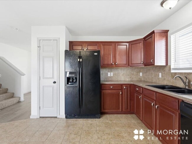 Building Photo - 19378 V St