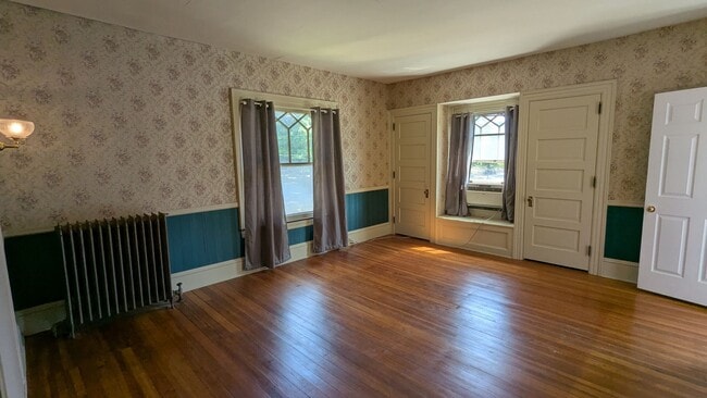 Building Photo - 303 4th St NE