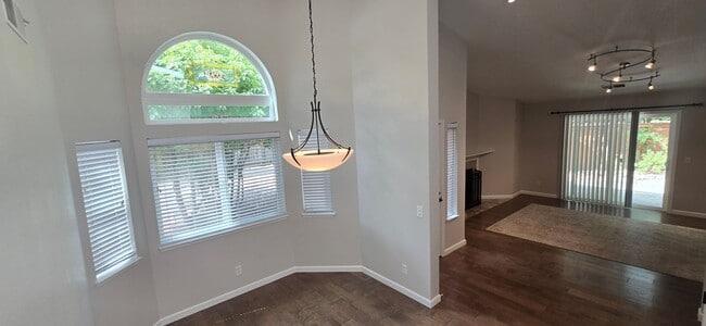 Building Photo - Quiet Cul-De-Sac Living Near Park