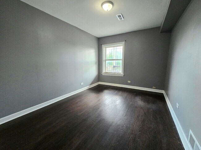 Building Photo - 834 N Christiana Ave