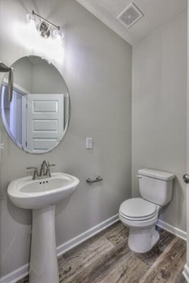 Building Photo - Beautiful NEW 3 Bed 2.5 Bath Townhome in M...
