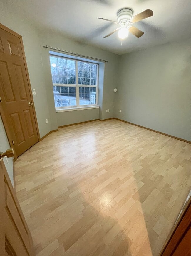 Building Photo - Large 4 bd, 2.5 bath home for rent in Nort...