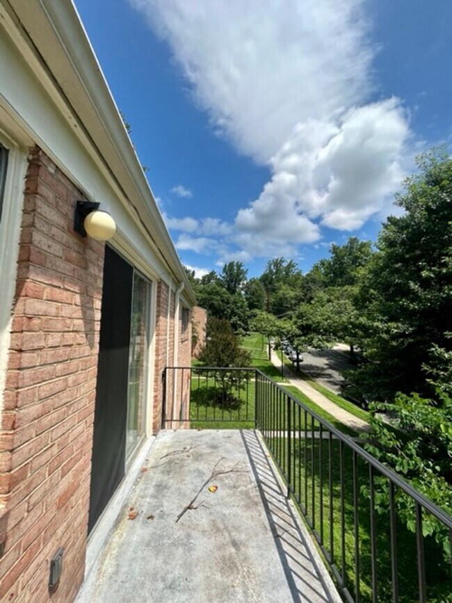 Building Photo - 10618 Kenilworth Ave
