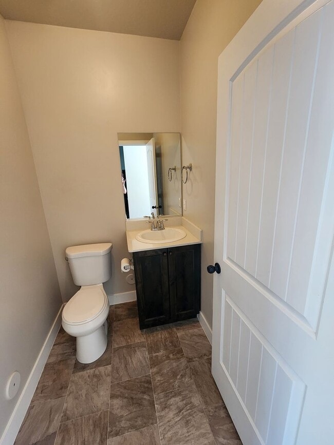 Building Photo - Charming Townhome