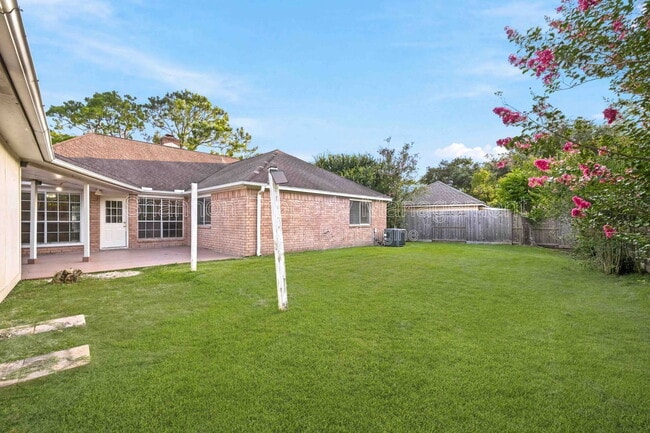 Building Photo - 15911 Moonrock Dr
