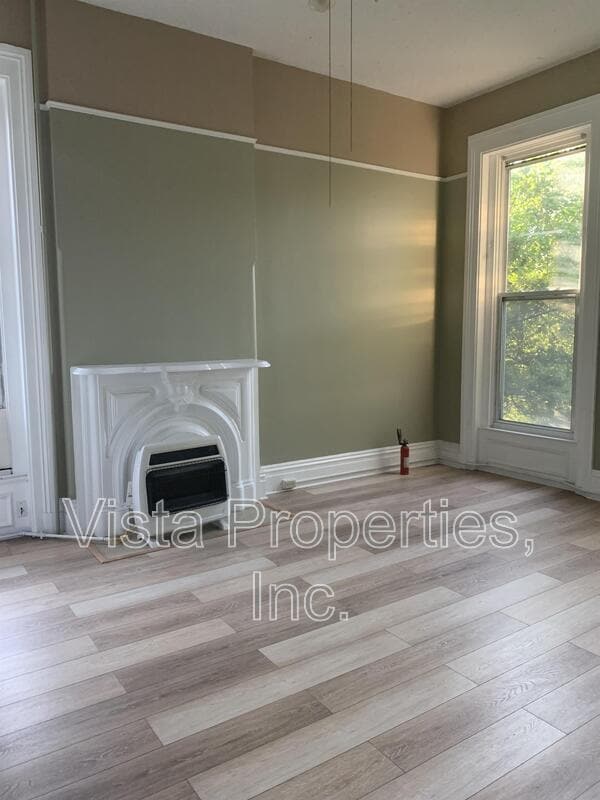 Building Photo - 514 W Oak St