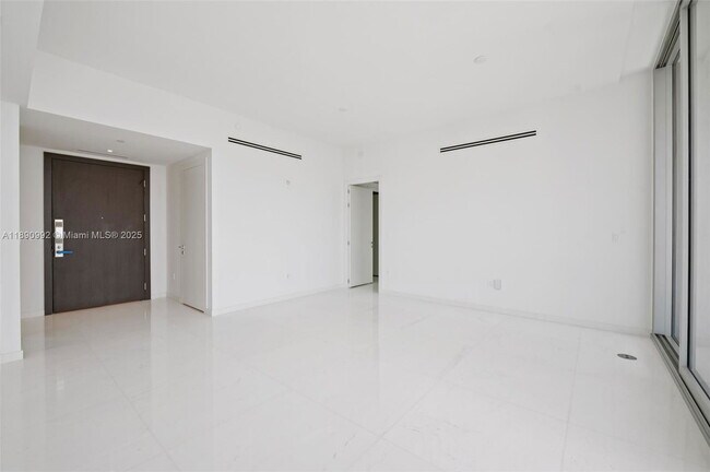 Building Photo - 300 Biscayne Blvd Way