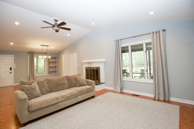 Building Photo - Cottage life in Southern Pines