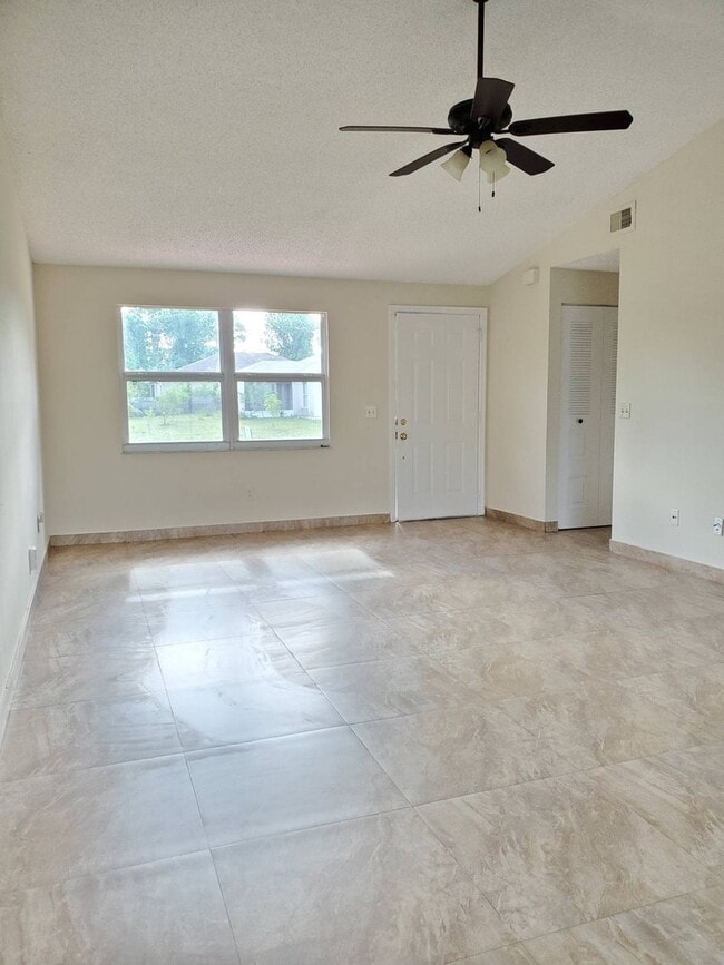 Building Photo - 3 bedroom 2 bath rental NO FENCE