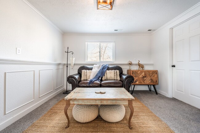 Building Photo - Beautiful updated 4 bed 2 bath Widefield h...