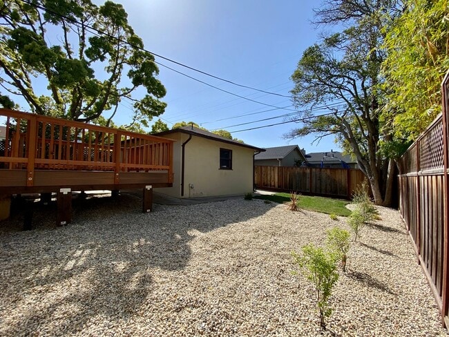 Building Photo - Renovated Single-Family Home on the Penins...