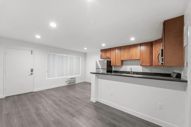 Building Photo - 925 W 30th St