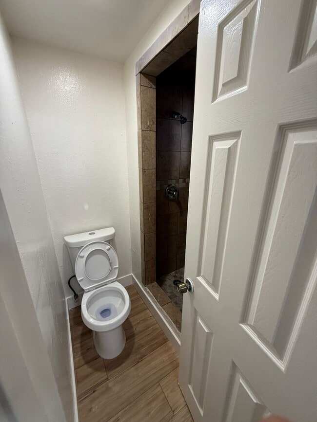 Building Photo - Lacy St.