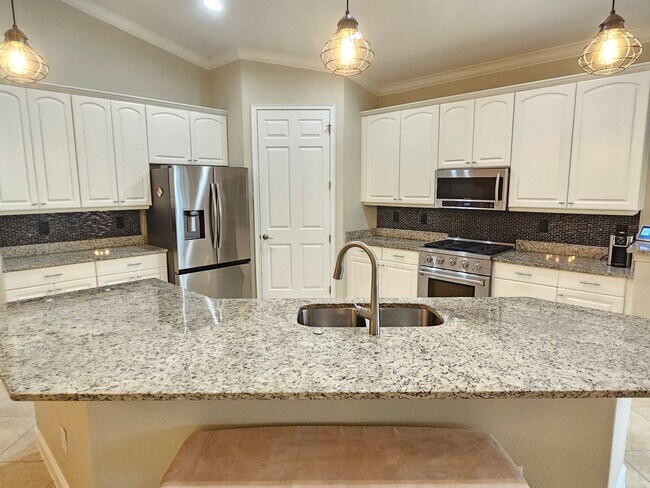 Building Photo - Annual Furnished or Unfurnished 3 Bedroom 2 Bathroom Second Floor Condo in Venetian Golf & River ...