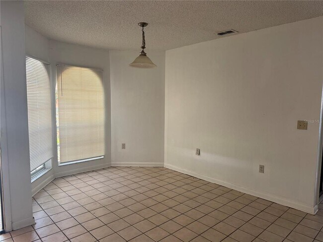 Building Photo - 925 Derbyshire Dr