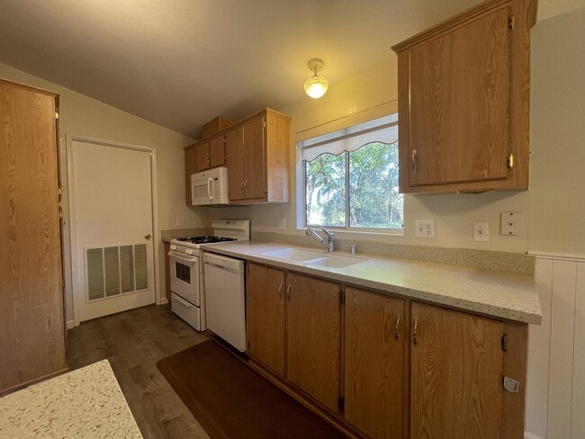Building Photo - 1609 Diamond Ave