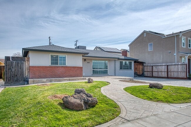 Building Photo - Adorable 3 BR 1 BA Home In A Well Desired Clovis Neighborhood - **SPECIAL-HALF OFF SECOND MONTH R...