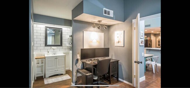 Building Photo - 2035 S Elm St