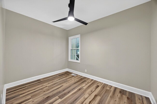 Building Photo - 2218 Holt Dr