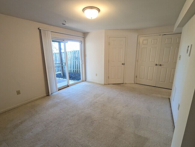 Building Photo - 3 Level End Unit townhouse available mid O...