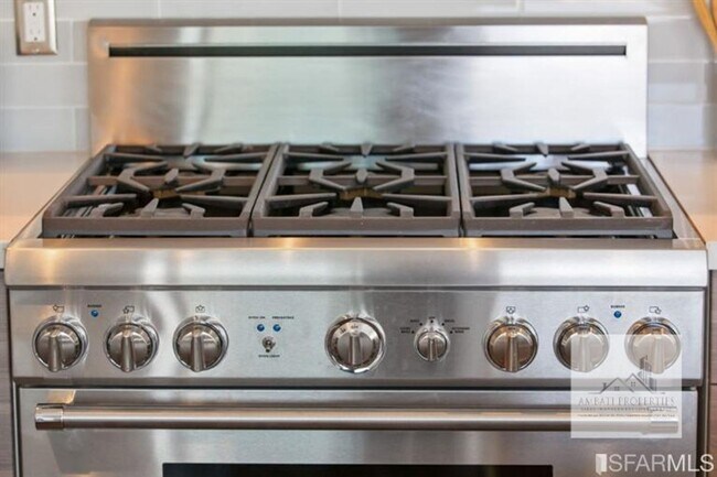 Building Photo - Bernal Heights Oasis: Stunning Renovated View Home with Modern Chic Open House Sunday 1/18 2-4