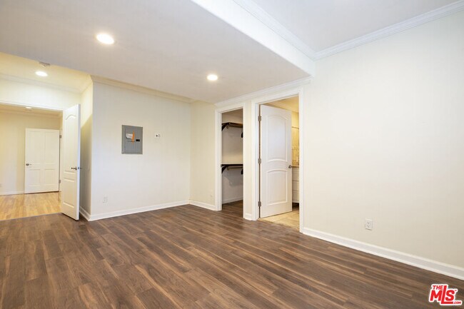 Building Photo - 4216 W Victory Blvd