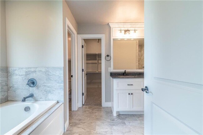 Building Photo - Gorgeous 4 bed 3 bath home in East Edmond-...